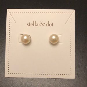 Stella & Dot Essential Pearl Studs